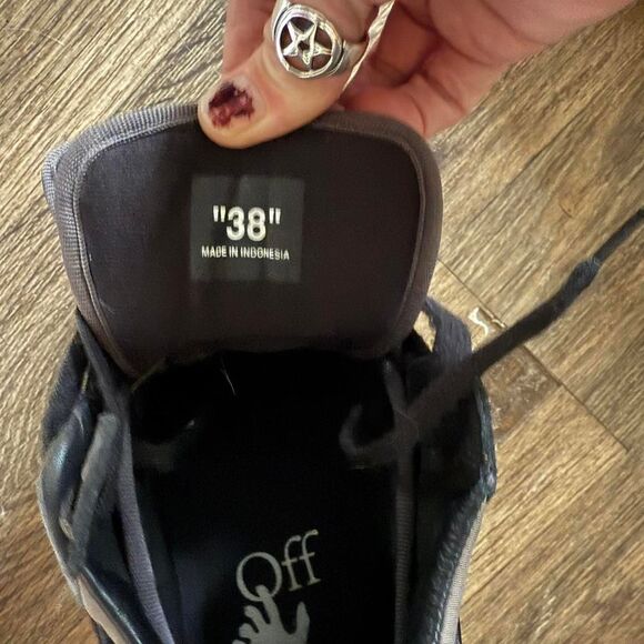 Off-white 'Floating Arrow' Grey and Black Trainers 38 - Picture 3 of 5